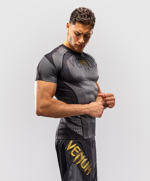 Rashguard Venum Galactic 3.0 Mangas Curtas – Preto/Ouro