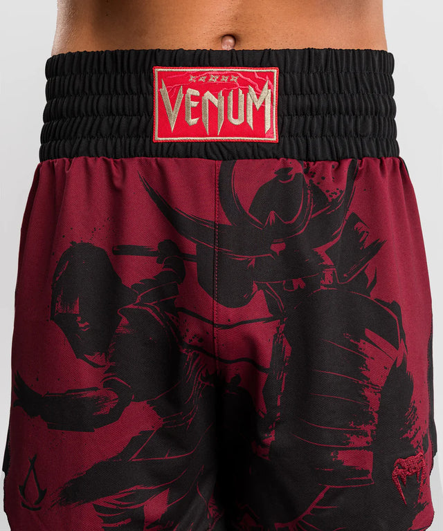 Pantaloncini da boxe Venum x Assassin's Creed Shadows – Bordeaux/Nero