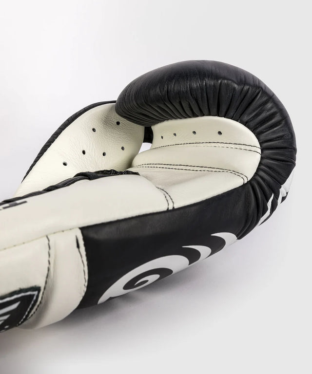 Gants de boxe Venum x Mike Tyson Giant 2.0 Pro à lacets – Noir/Blanc