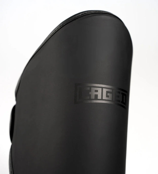 Caged Shadow Bundel Deal – Boxhandschuhe + Schienbeinschoner