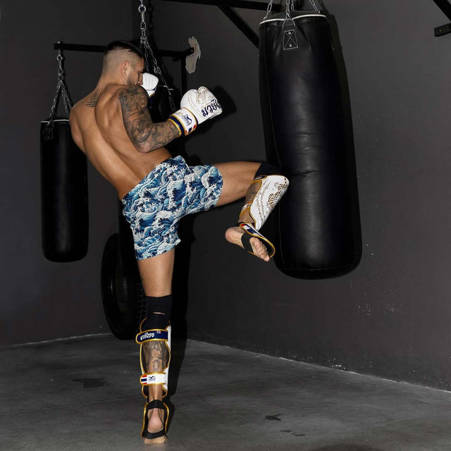 Phantom Athletics Benskydd Muay Thai – Vit/Guld