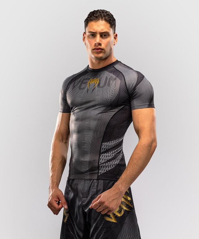 Rashguard Venum Galactic 3.0 Mangas Curtas – Preto/Ouro