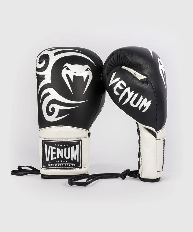 Gants de boxe Venum x Mike Tyson Giant 2.0 Pro à lacets – Noir/Blanc