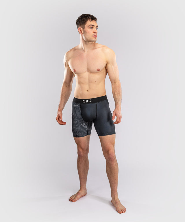 Pantaloncini a compressione Venum Karate Combat – Nero/Grigio