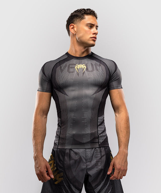 Rashguard Venum Galactic 3.0 Mangas Curtas – Preto/Ouro