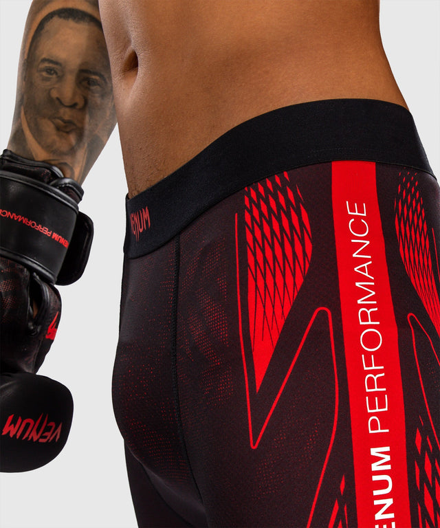 Pantaloncini a compressione Venum Amazonia Reborn – Nero/Rosso (VENUM-06451-100)