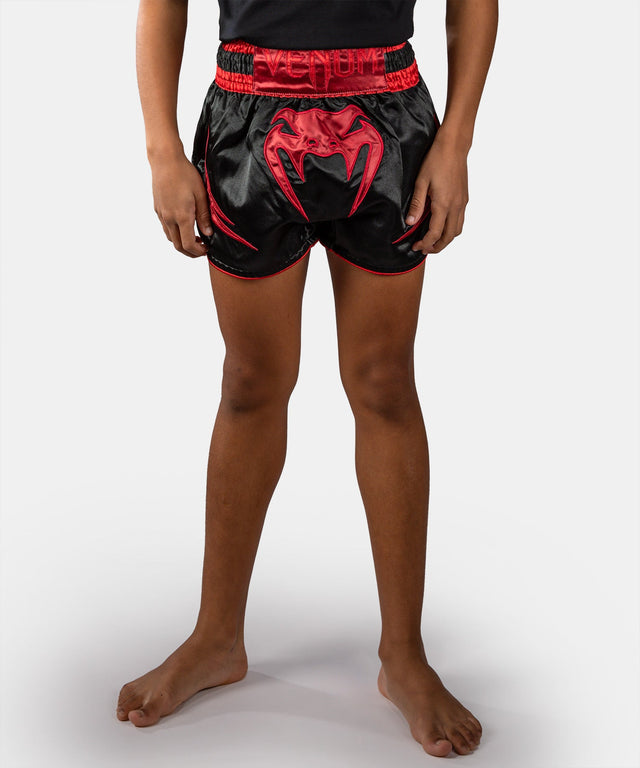 Pantaloni scurți Muay Thai Venum Attack – Copii – Negru/Roșu