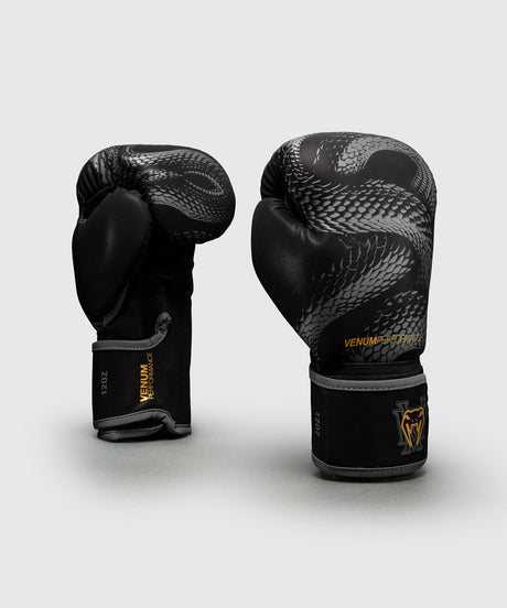 Guantes de boxeo Venum Matupa – Negro/Gris/Oro - vista frontal