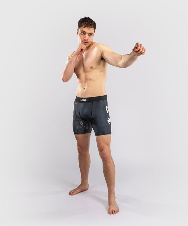 Pantaloncini a compressione Venum Karate Combat – Nero/Grigio