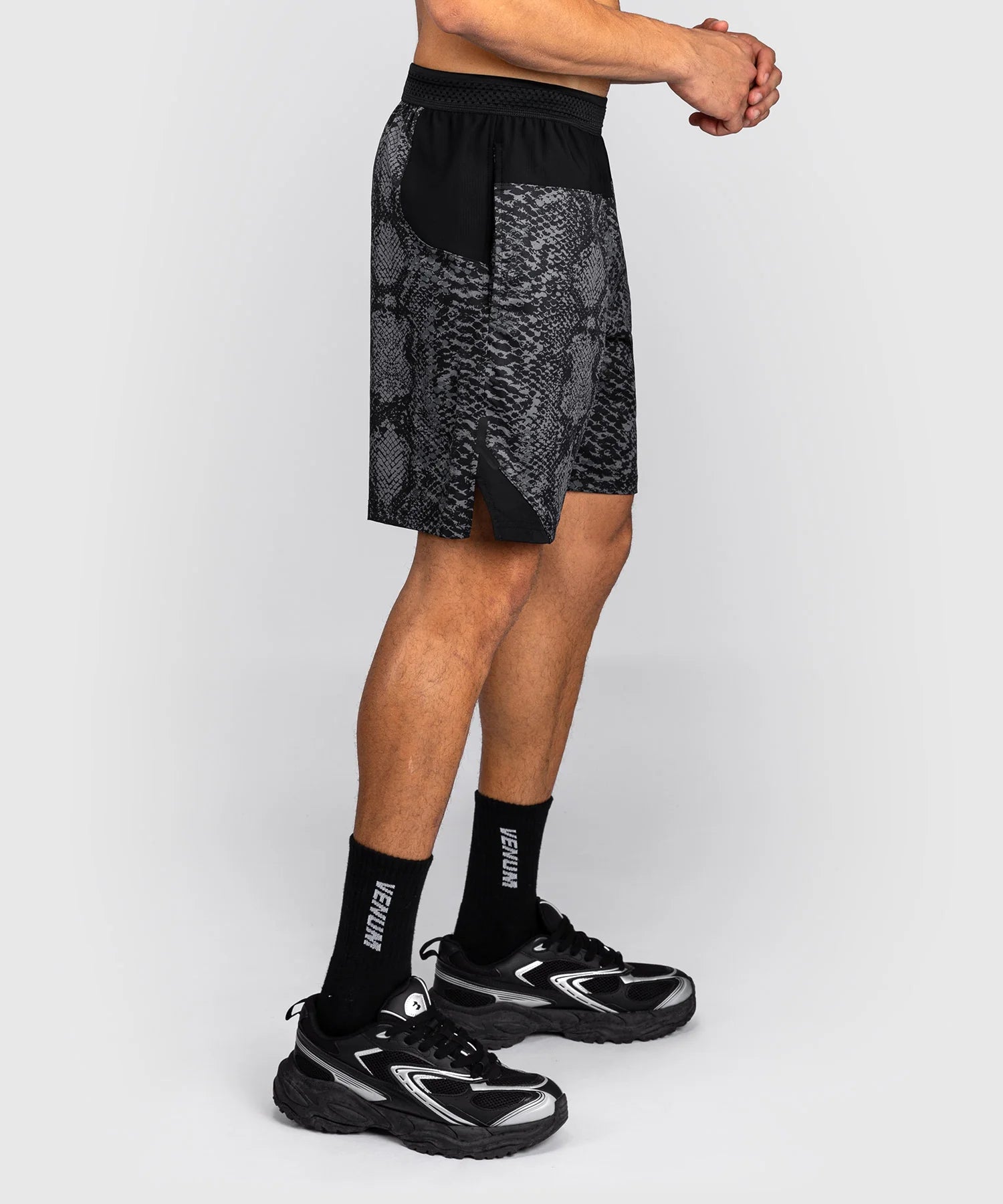 MMA trenky Venum Training Shorts G-Fit Scales – Černé/Šedé