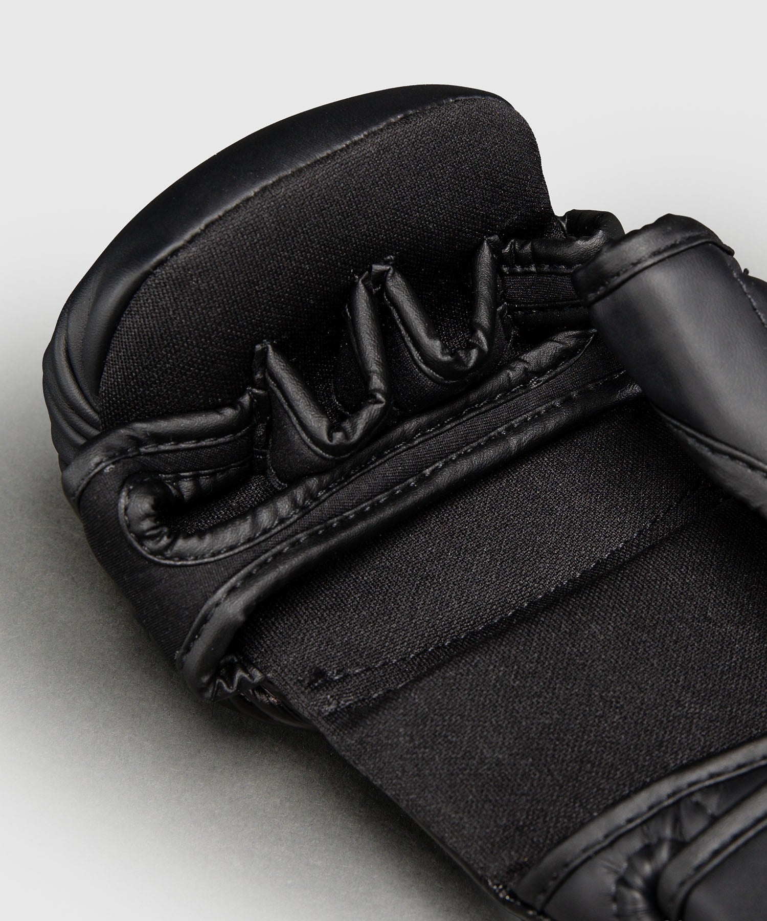 Guantes de sparring MMA Venum Attack 2.0 – Negro/Oro