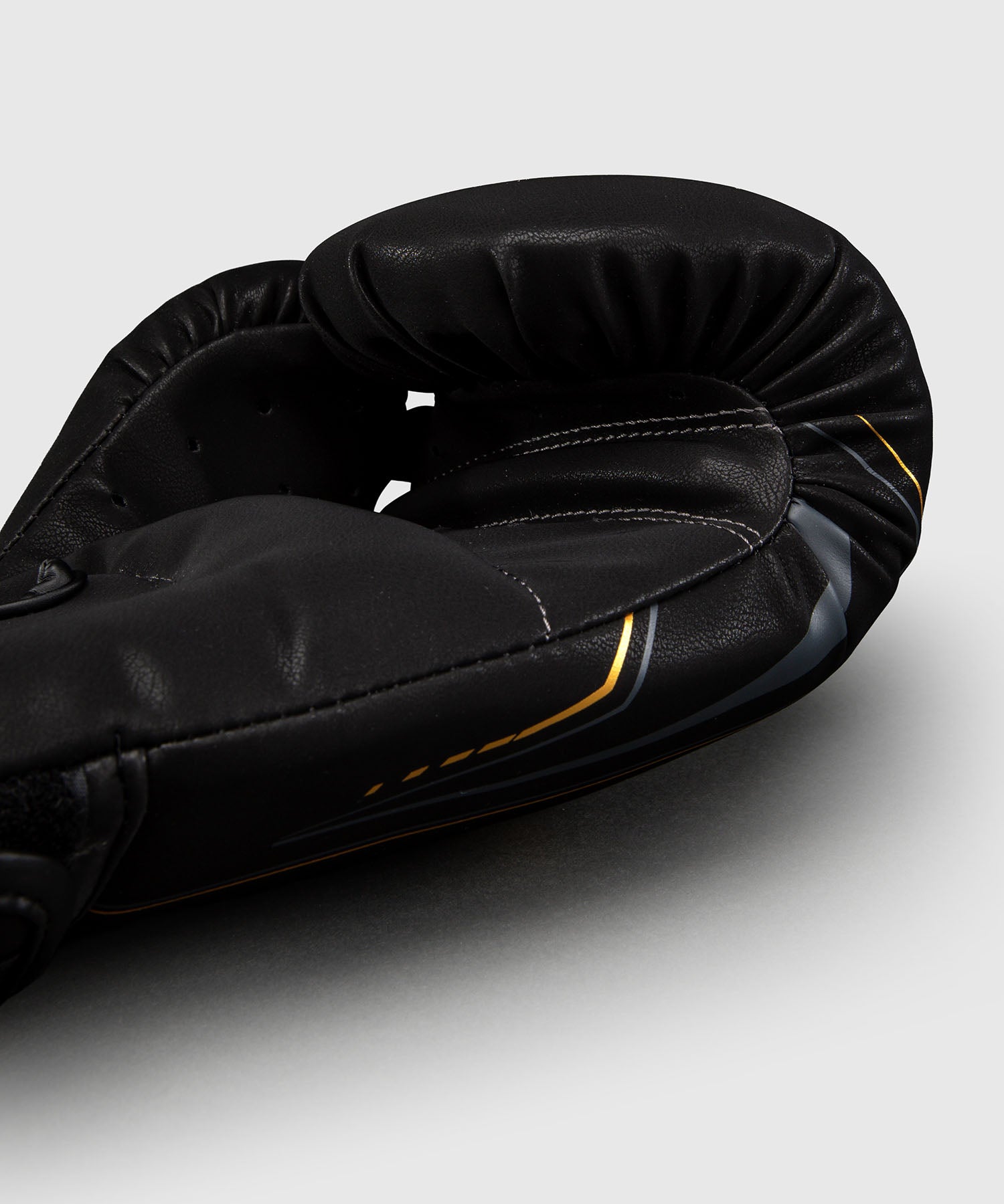 Luvas de boxe Venum Streamline – Preto/Ouro
