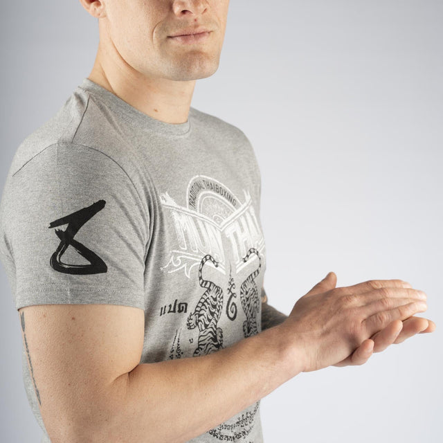 8 WEAPONS T-shirt Sak Yant Tigers – Grå