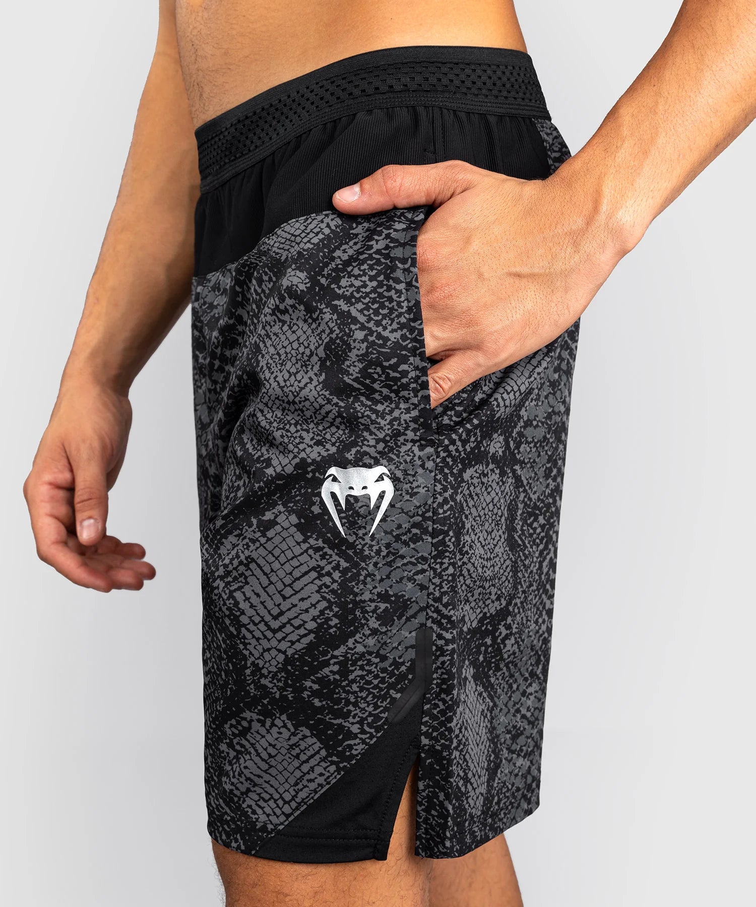MMA trenky Venum Training Shorts G-Fit Scales – Černé/Šedé