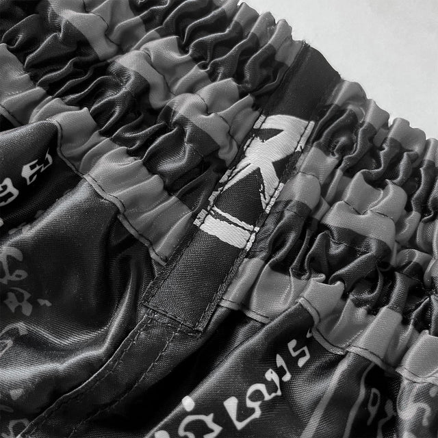 8 WEAPONS Muay Thai-shorts 8 Ways Yant 2.0 – Svart