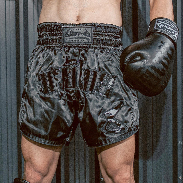 8 WEAPONS Muay Thai-shorts Bangkok – Svart
