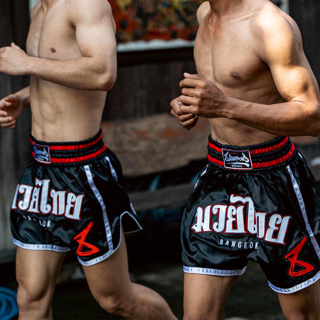 8 WEAPONS Muay-Thai-Shorts Bangkok – Schwarz/Weiß