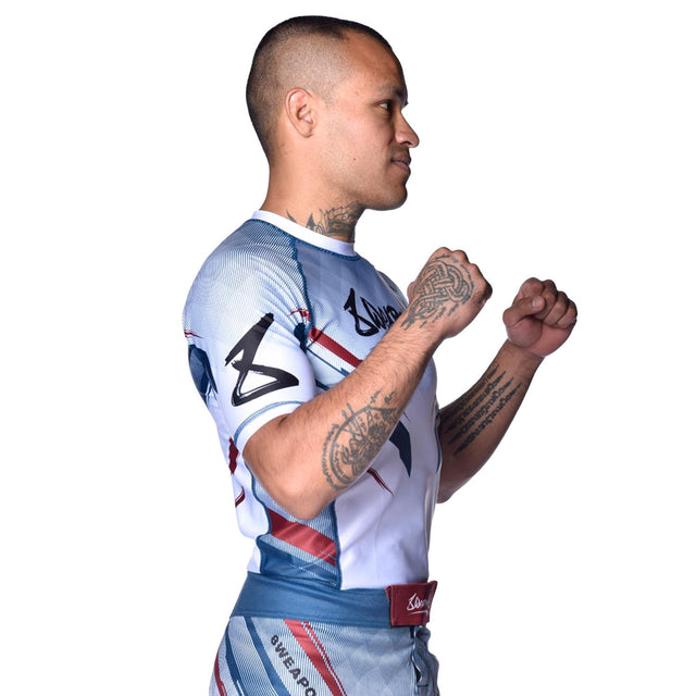 8 WEAPONS Rashguard Shift – Vit/Marinblå/Röd