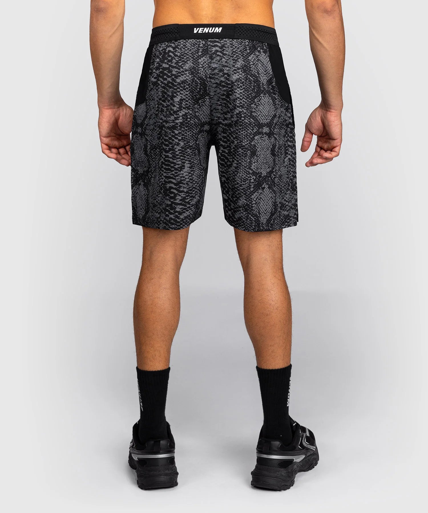 MMA trenky Venum Training Shorts G-Fit Scales – Černé/Šedé