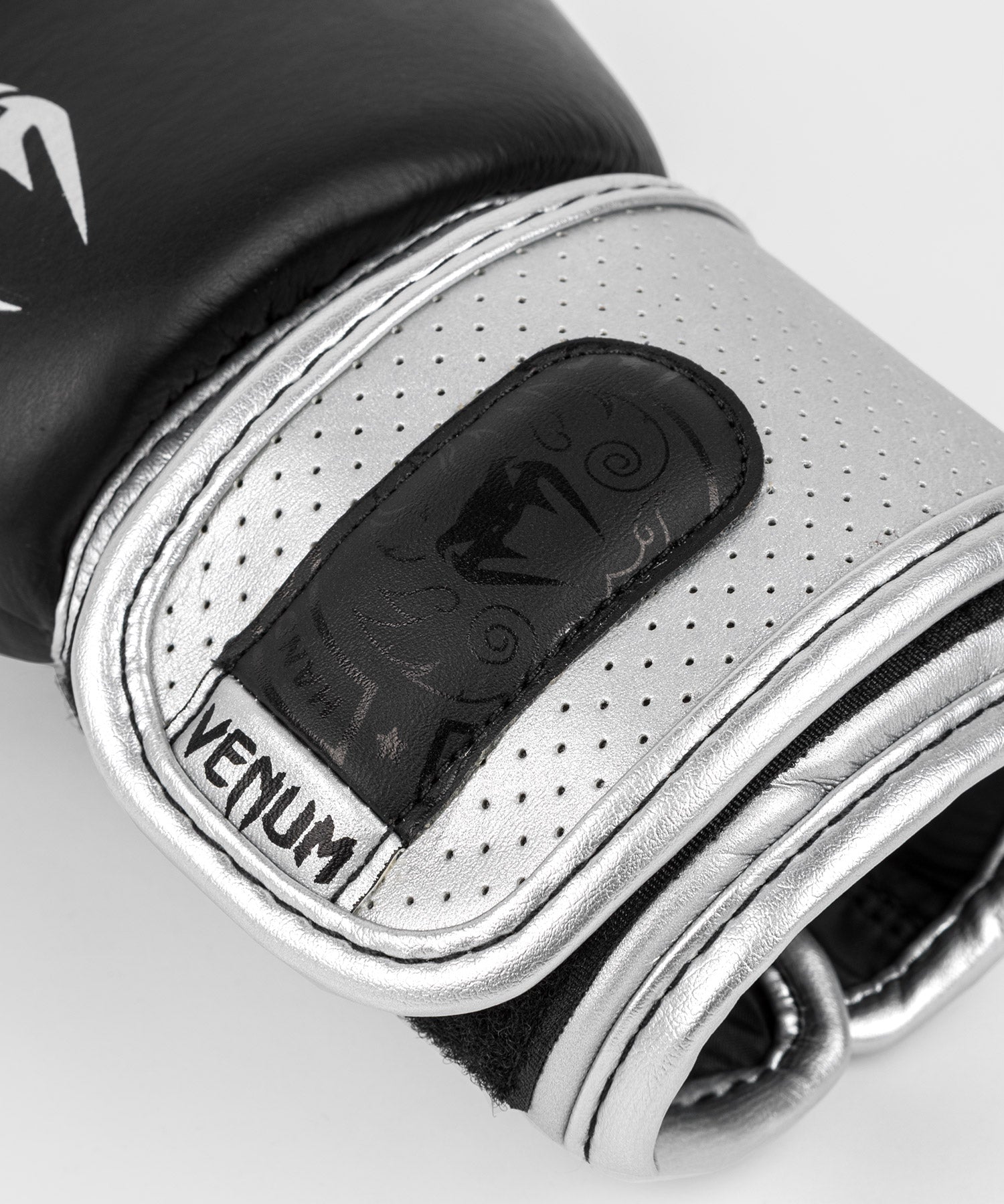 Mănuși de box Venum Power 2.0 – Negru/Argintiu