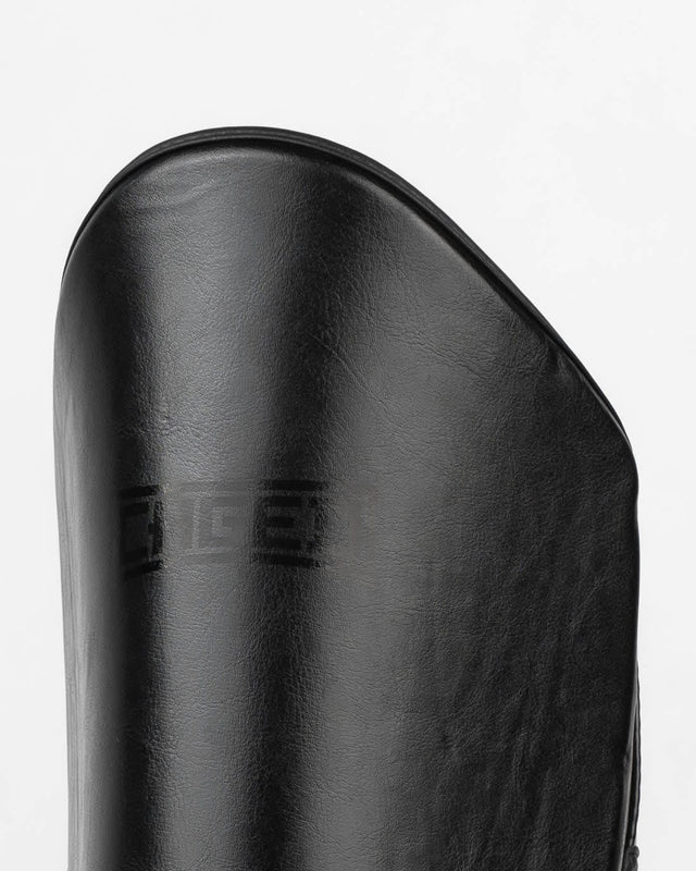 Espinilleras Caged Shadow – Negro/Negro