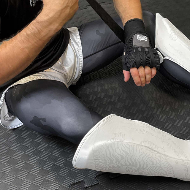 Chrániče holení Phantom Athletics Muay Thai – Frost Bílá