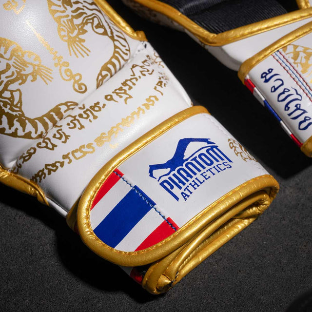 Mănuși MMA de sparring Phantom Athletics Muay Thai – Alb/Aur