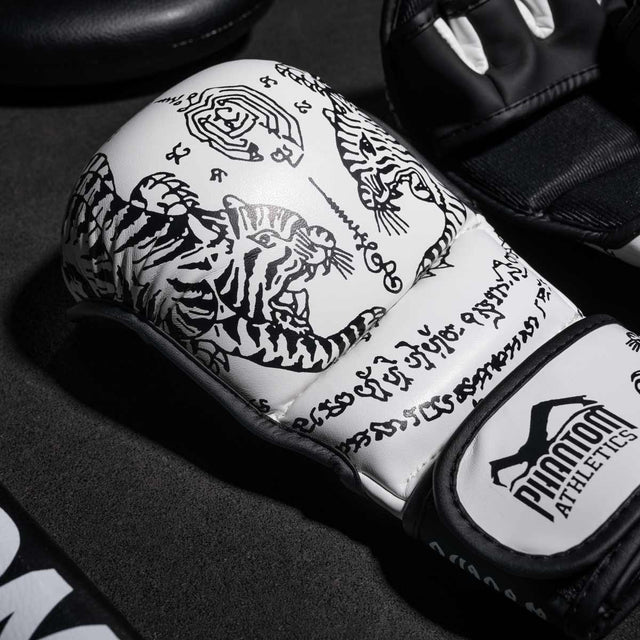 Rękawice MMA sparingowe Phantom Athletics Muay Thai – Białe