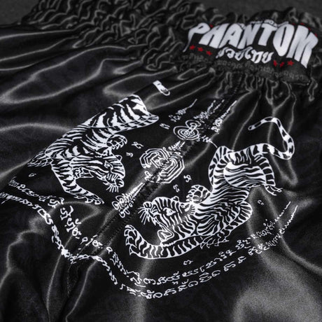 Phantom Athletics Muay-Thai-Shorts Sak Yant – Schwarz