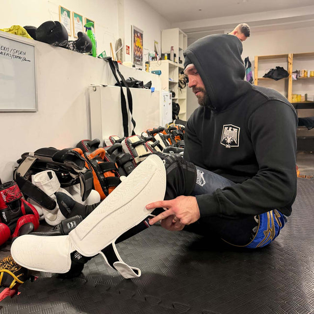 Chrániče holení Phantom Athletics Muay Thai – Frost Bílá