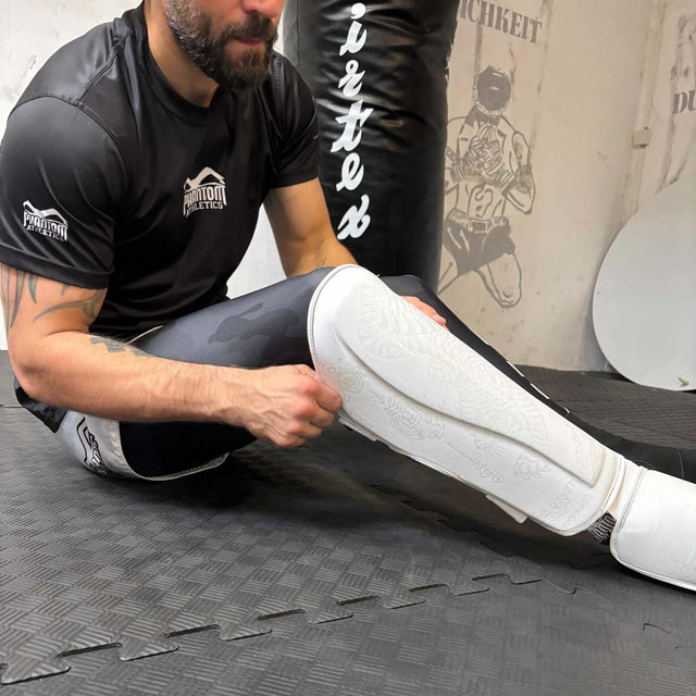 Chrániče holení Phantom Athletics Muay Thai – Frost Bílá