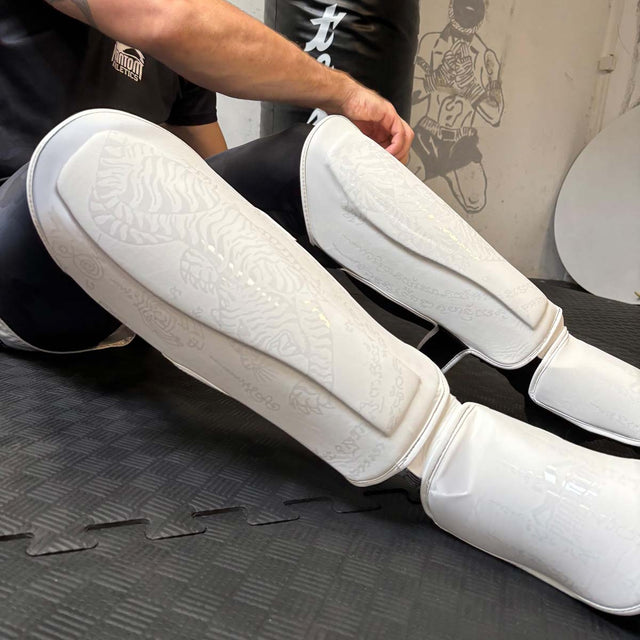 Chrániče holení Phantom Athletics Muay Thai – Frost Bílá