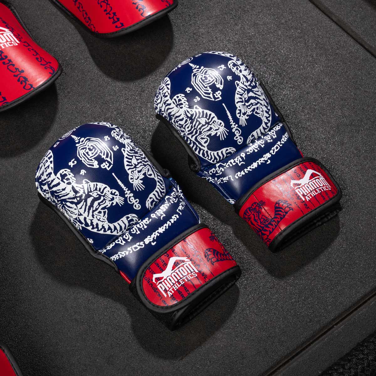 MMA sparingové rukavice Phantom Athletics Muay Thai – Modré