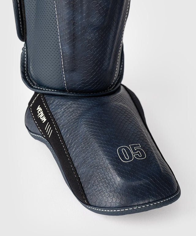 Espinilleras Venum Impact Evo Scales – Azul Marino