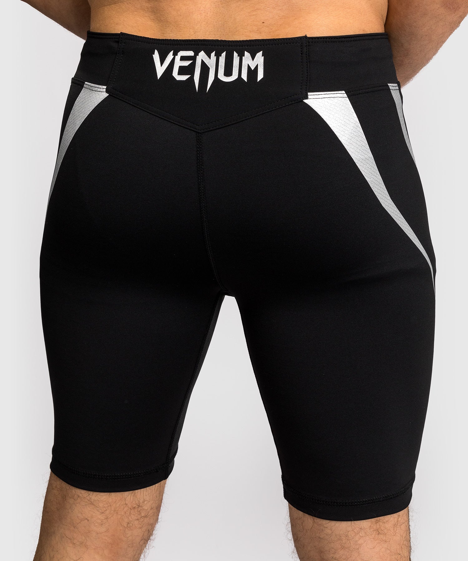 Venum x WOW FC Vale Tudo Shorts – Svart/Silvergrå