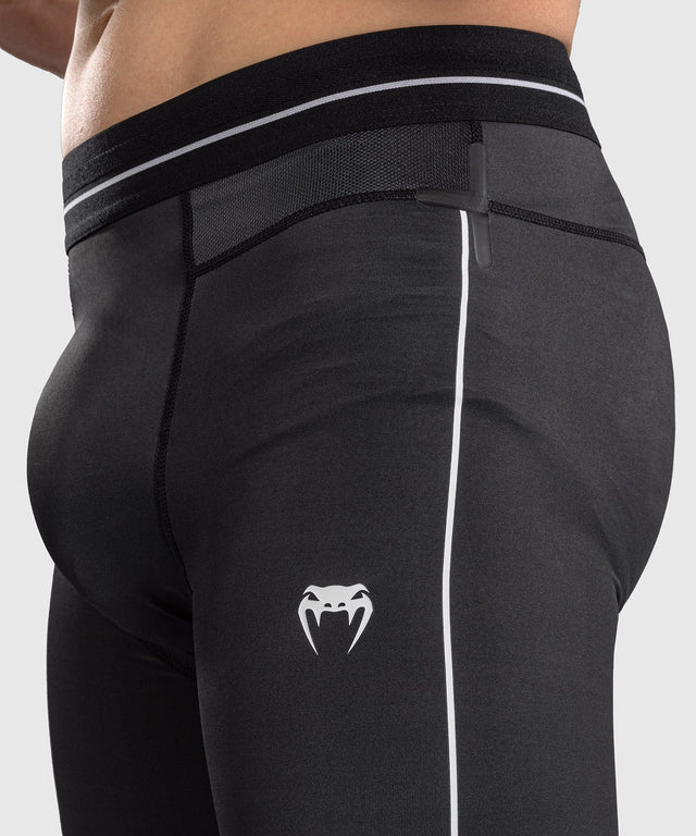 Kompresní kraťasy Venum Stealth – Černé/Bílé