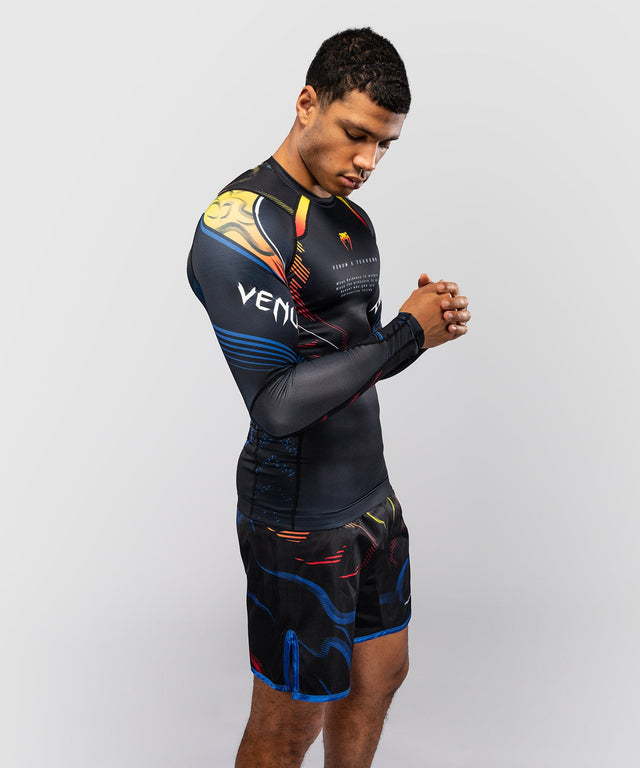 Rashguard Venum TEKKEN 8 Yoshimitsu – Czarny/Pomarańczowy – zdjęcie 2