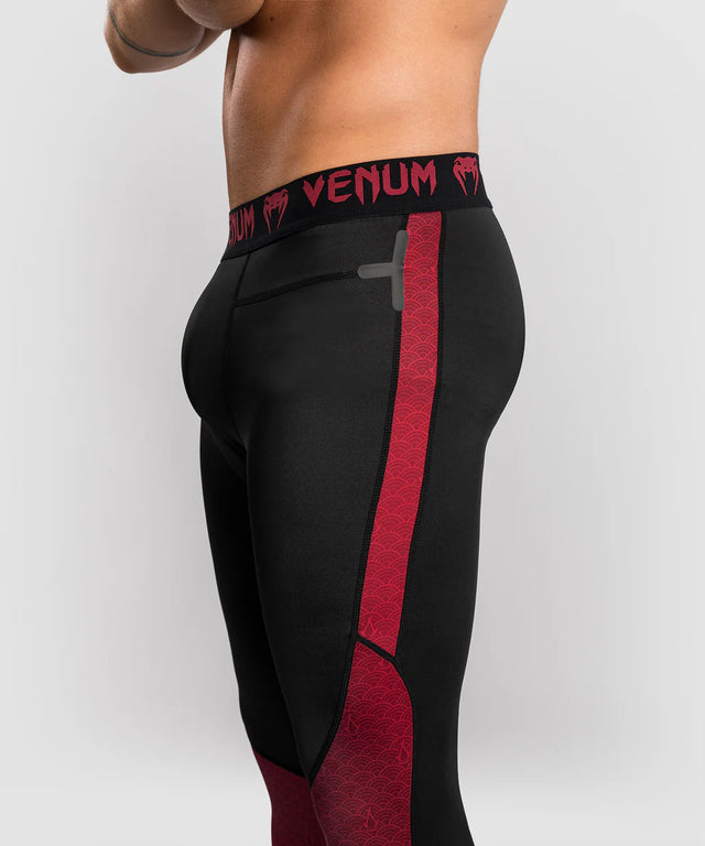 Spats Venum x Assassin's Creed Shadows – Bordeaux/Nero