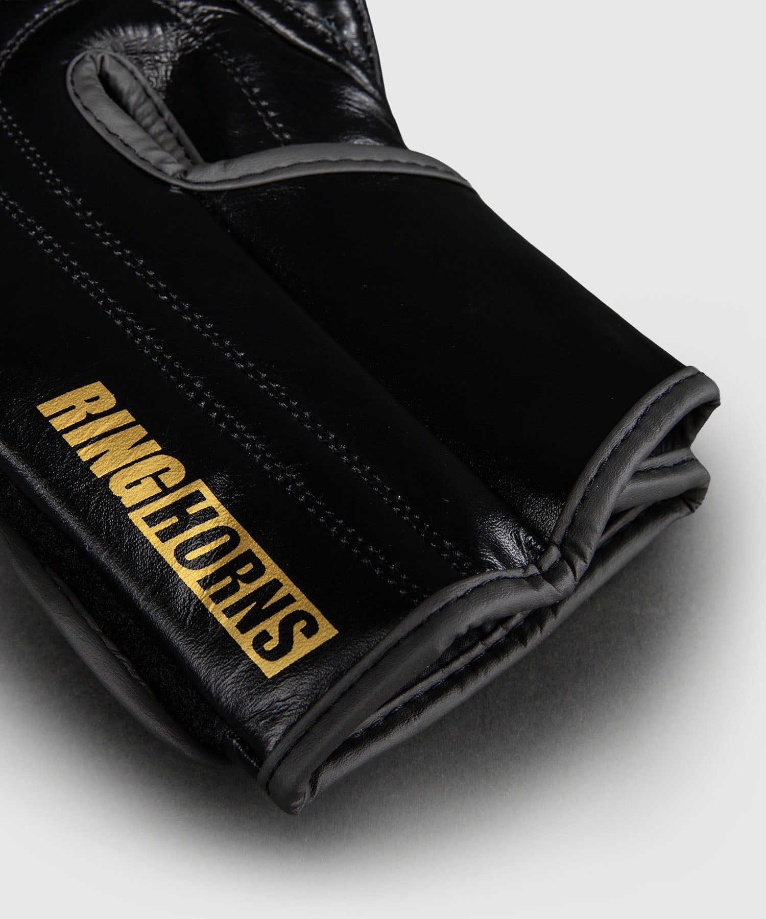 Guantes de boxeo Ringhorns Charger by Venum – Negro/Oro