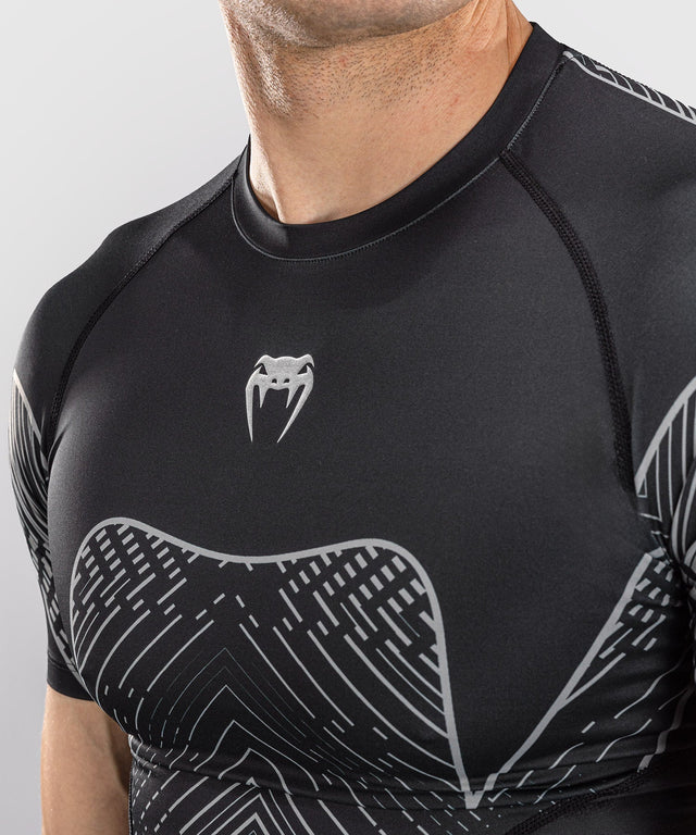 Rashguard Venum Midnight Fury Manches Courtes – Noir/Gris/Argent