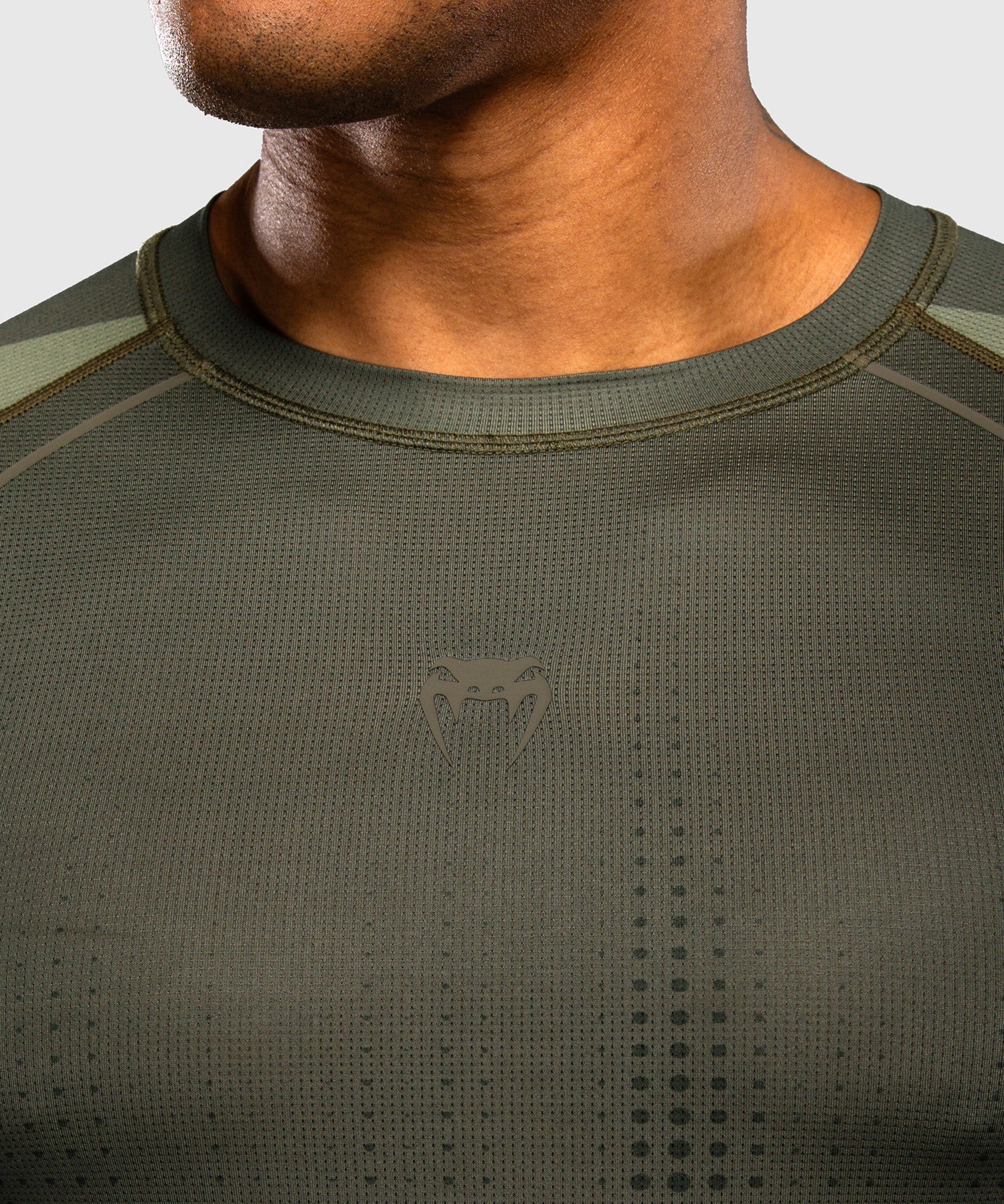 Rashguard Venum Stealth Mangas Compridas – Cáqui/Verde Militar