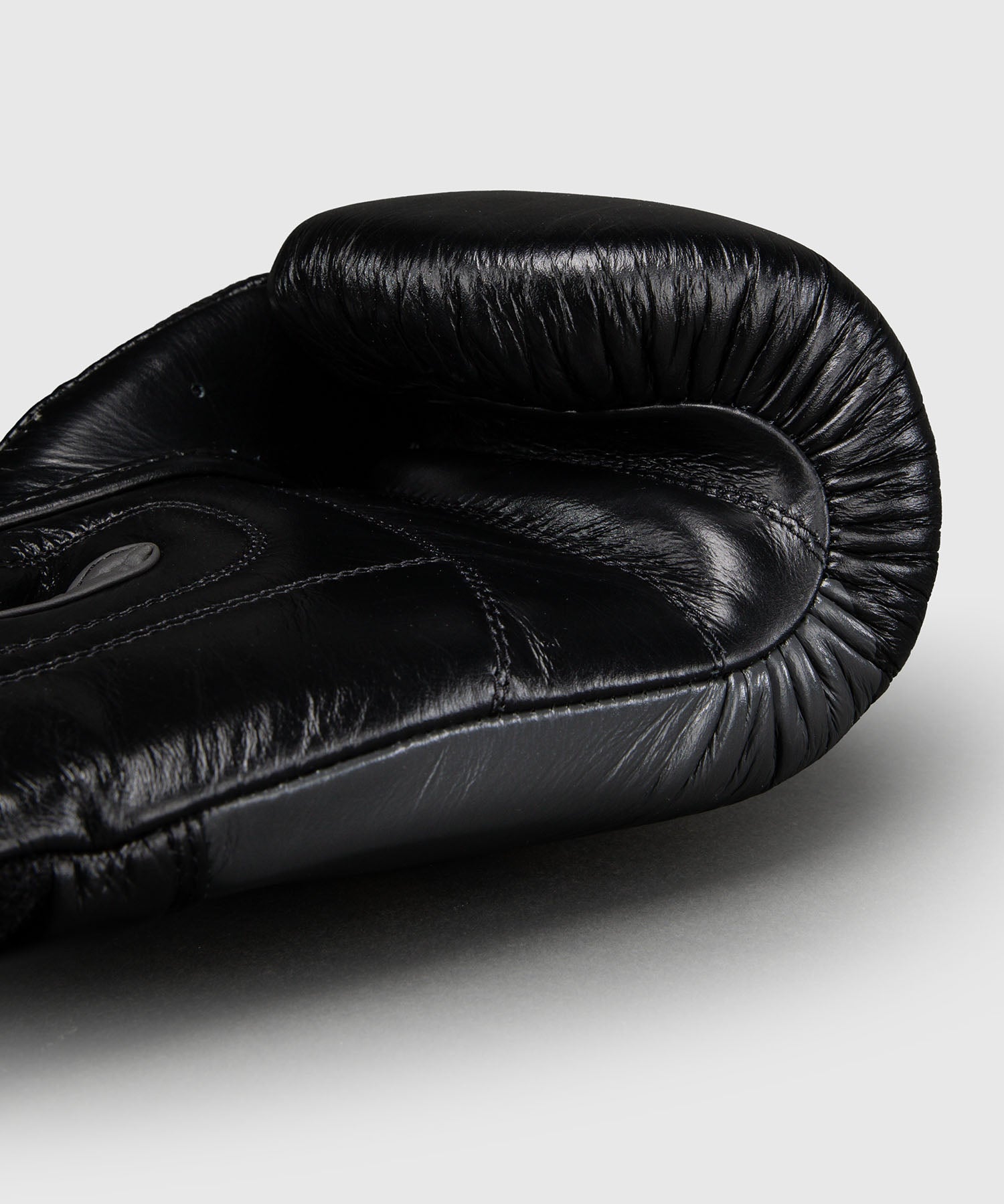 Guantes de boxeo Ringhorns Charger by Venum – Negro/Oro