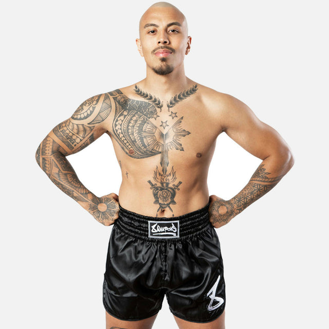 8 WEAPONS Muay Thai Shorts Strike - Sort/Hvid