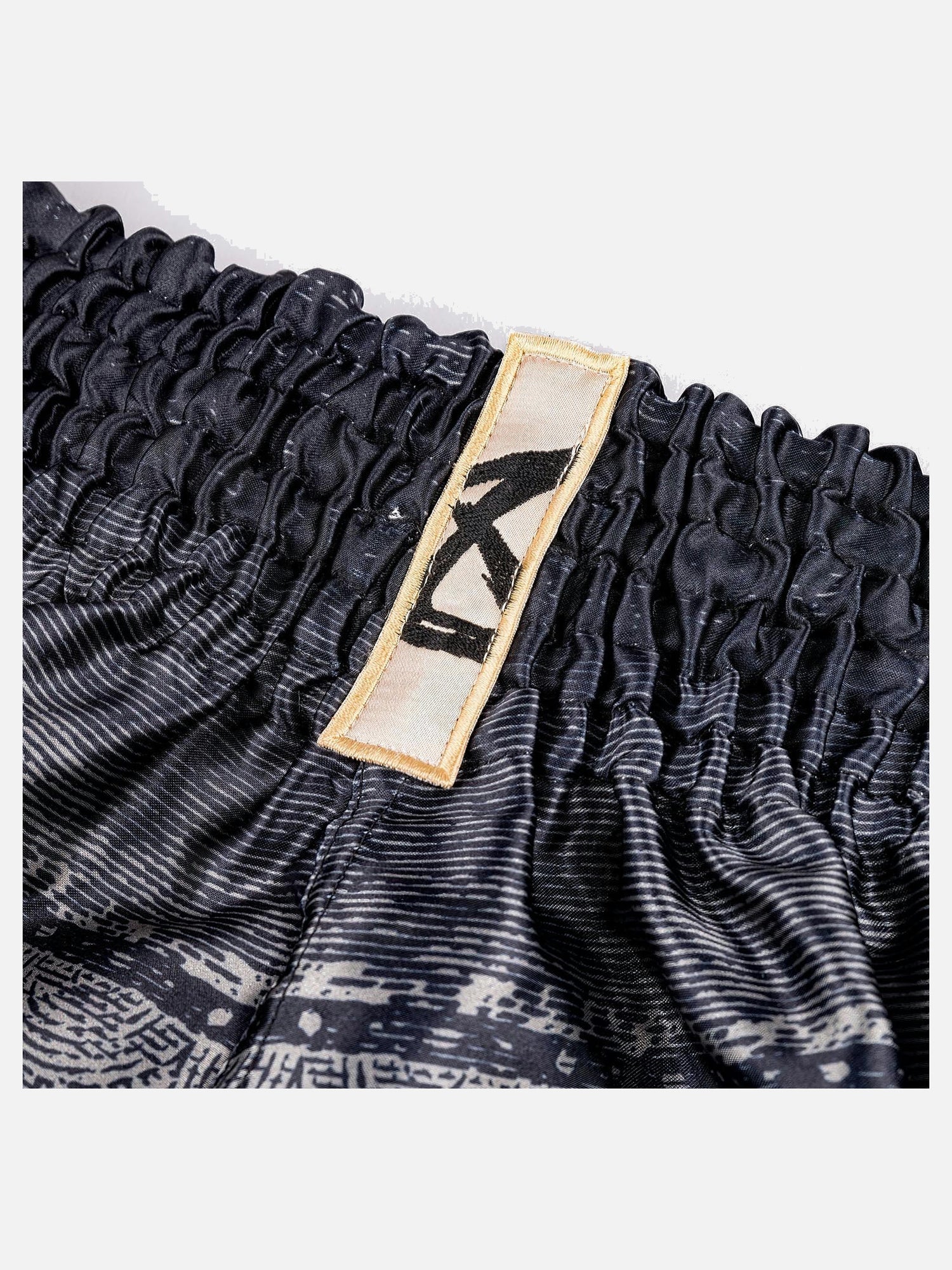 Pantaloncini Muay Thai 8 WEAPONS Hanuman – Nero/Oro