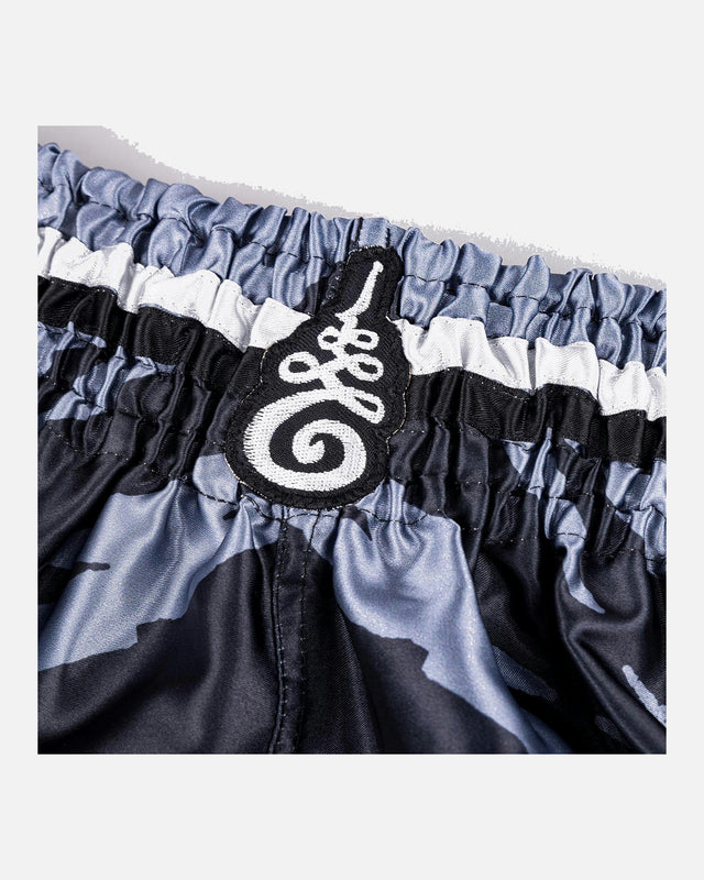 Pantalones de Muay Thai 8 WEAPONS 8 Ways Yant – Negro/Plata