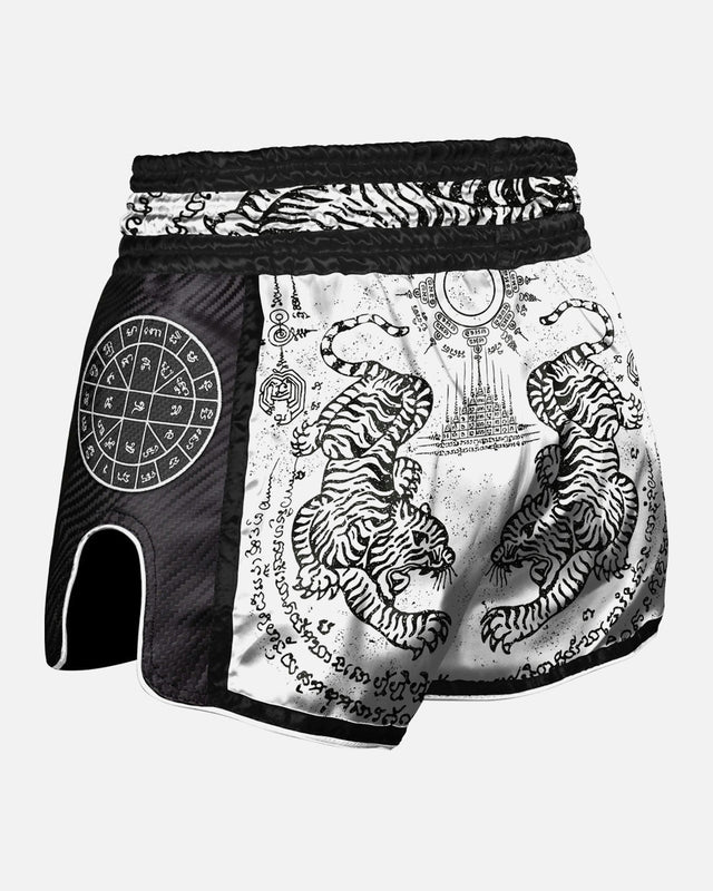Shorts de Muay Thai 8 WEAPONS Carbon Sak Yant Tigers – Blanc