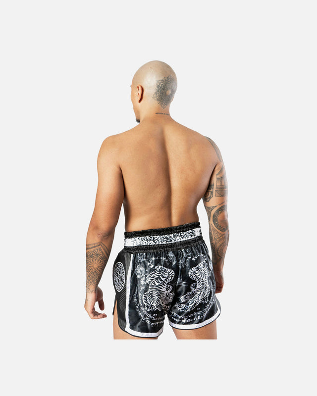 Pantalones de Muay Thai 8 WEAPONS Carbon Sak Yant Tigers – Negro