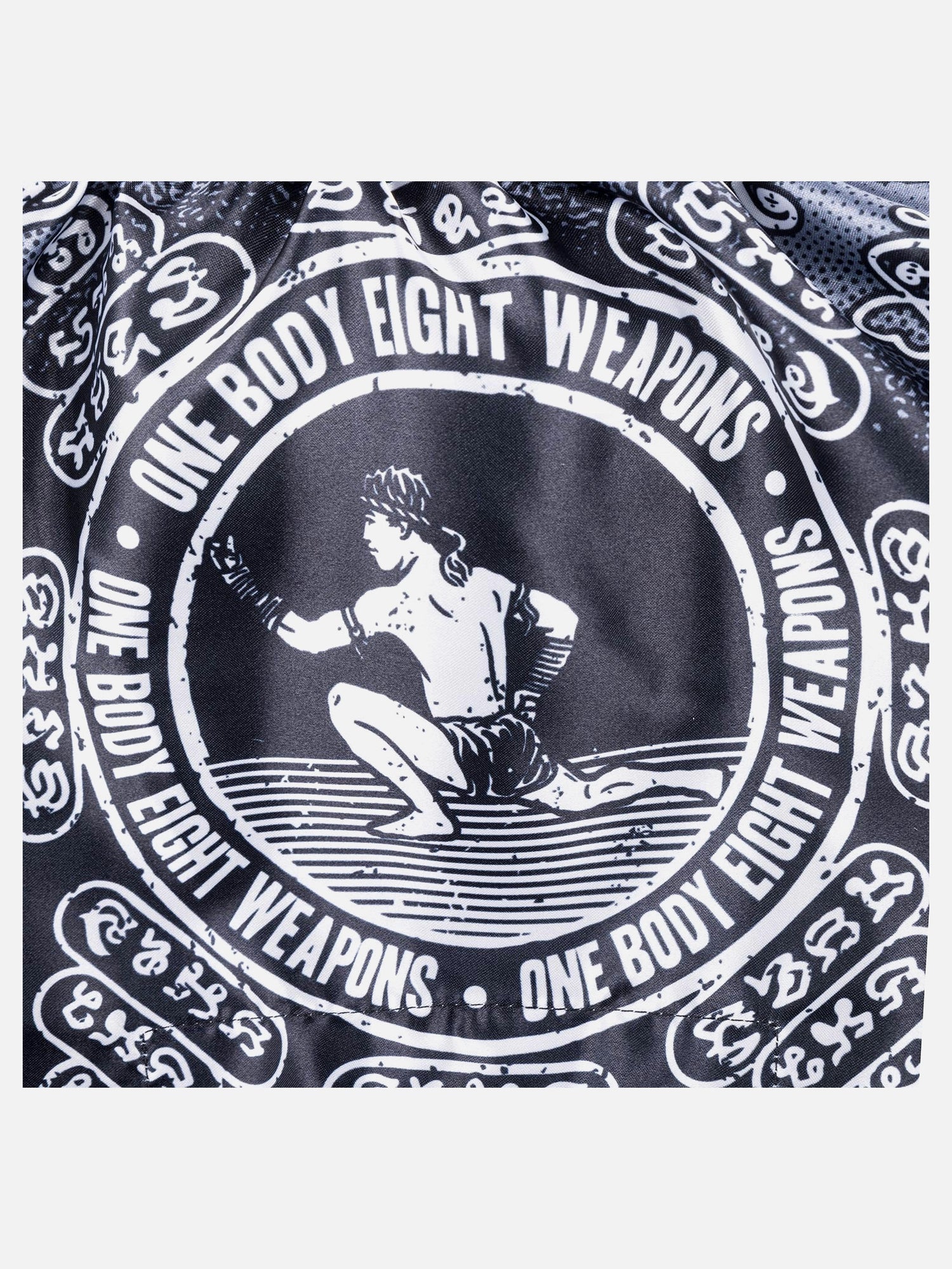Pantalones de Muay Thai 8 WEAPONS 8 Ways Yant – Negro/Plata
