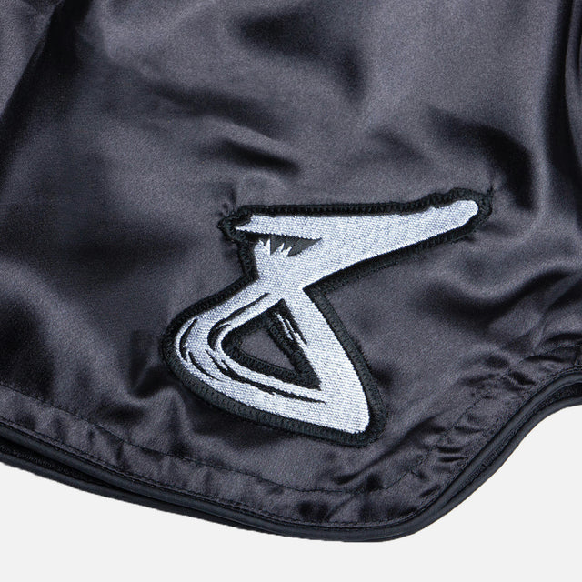 8 WEAPONS Muay Thai Shorts Strike - Sort/Hvid