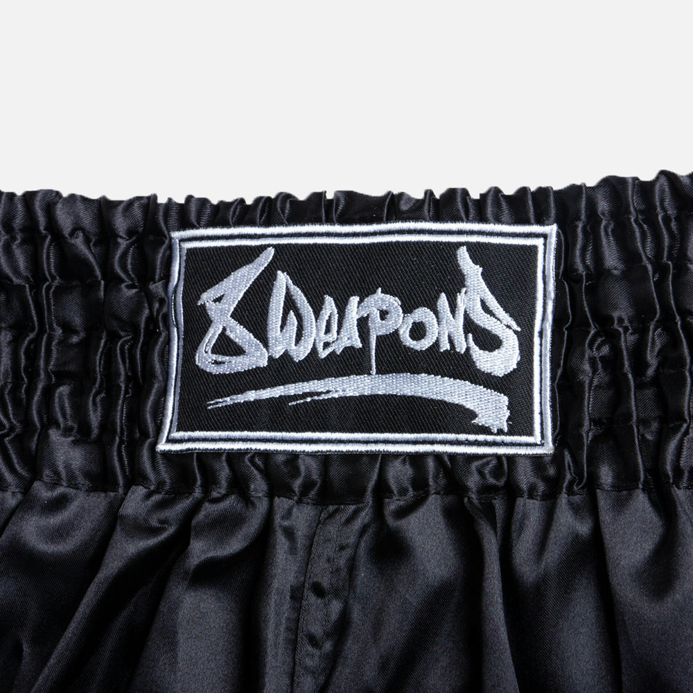 8 WEAPONS Muay Thai Shorts Strike - Sort/Hvid